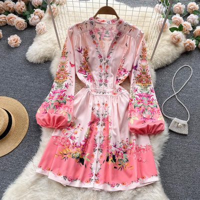 Roosa lillemustriga naiste kleit