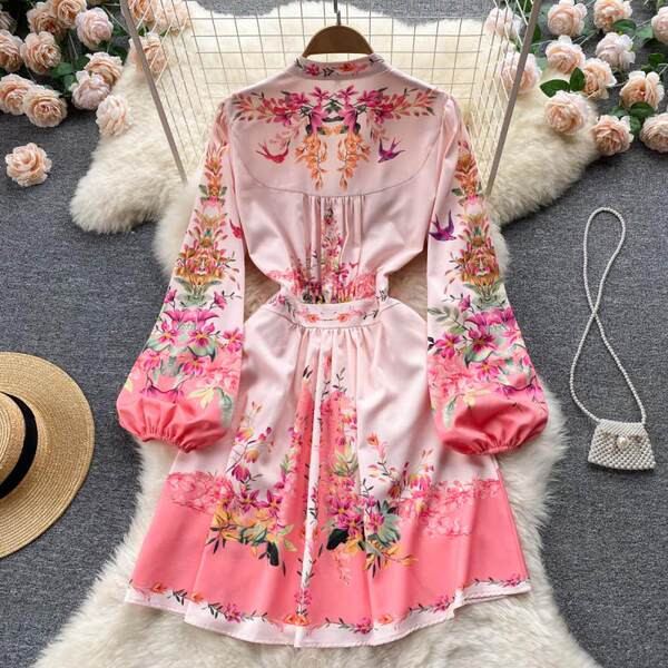 Roosa lillemustriga naiste kleit