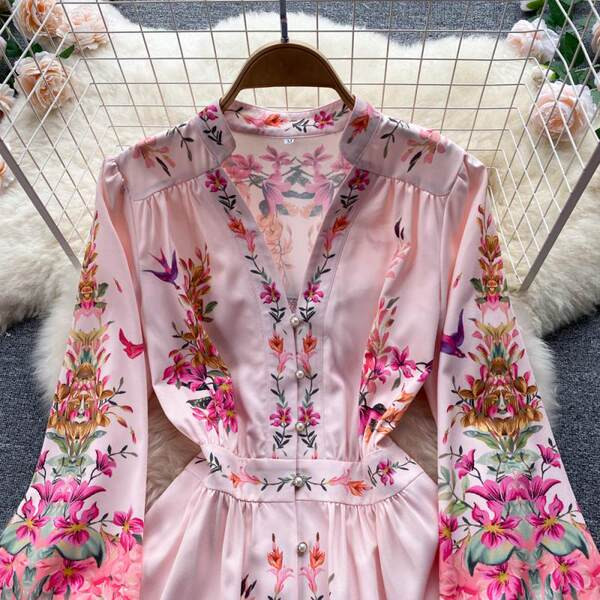 Roosa lillemustriga naiste kleit