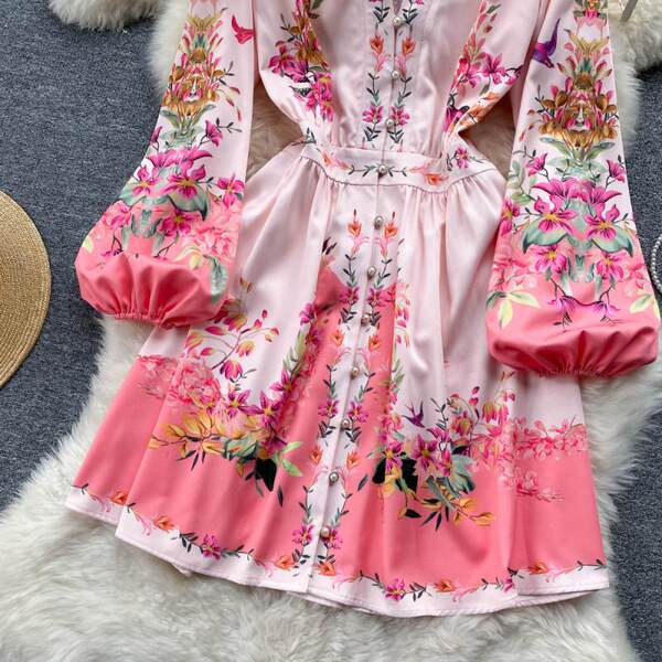 Roosa lillemustriga naiste kleit