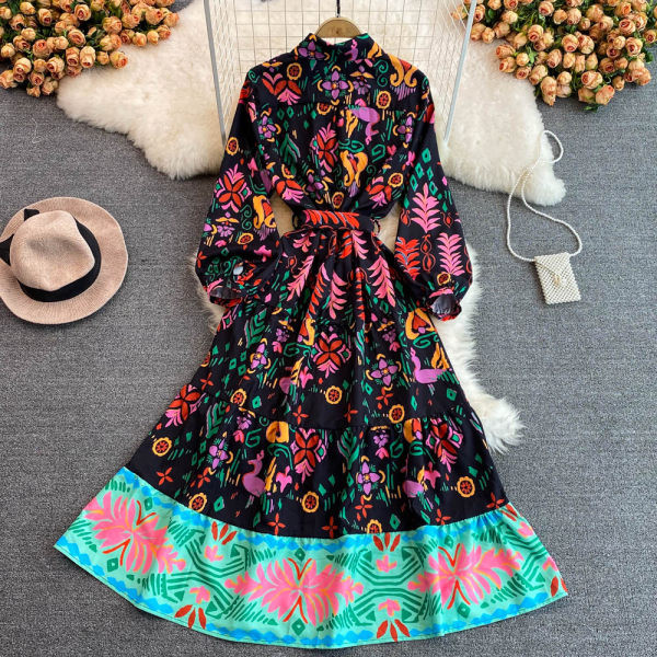 Pika lõikega värvilise mustriga kleit