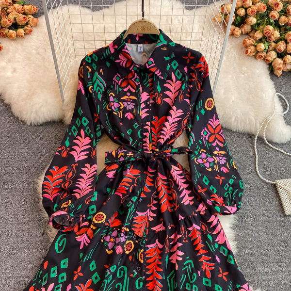 Pika lõikega värvilise mustriga kleit