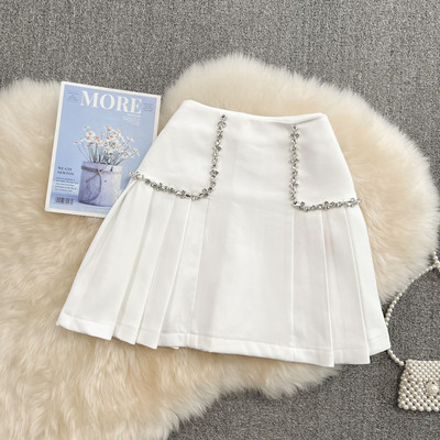 Naiste kõrge vöökoha ja kivikestega seelik