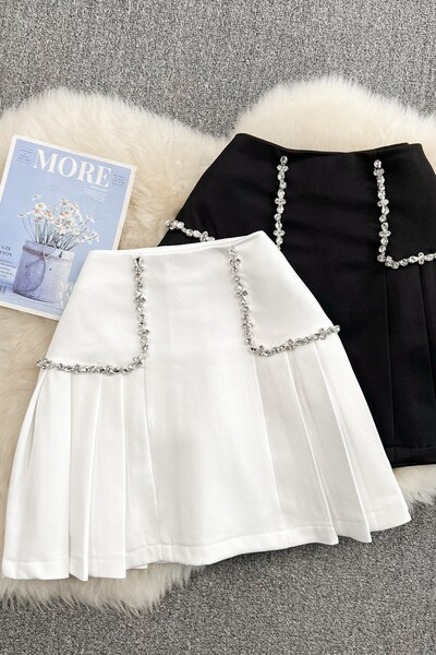 Naiste kõrge vöökoha ja kivikestega seelik