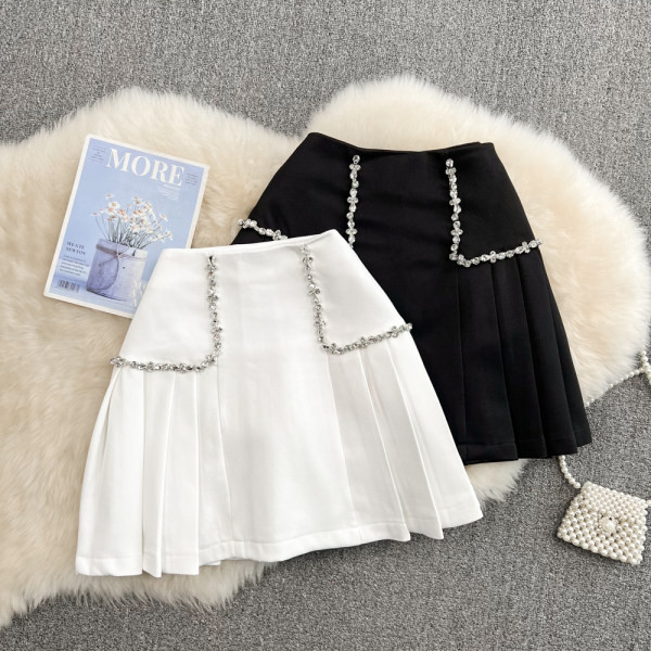 Naiste kõrge vöökoha ja kivikestega seelik