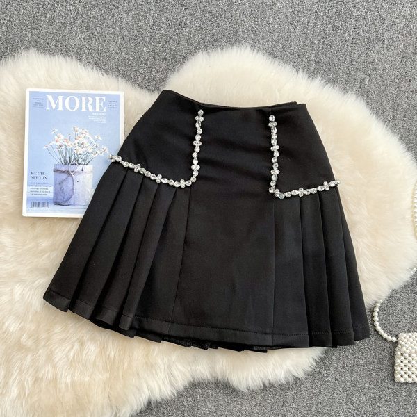 Naiste kõrge vöökoha ja kivikestega seelik