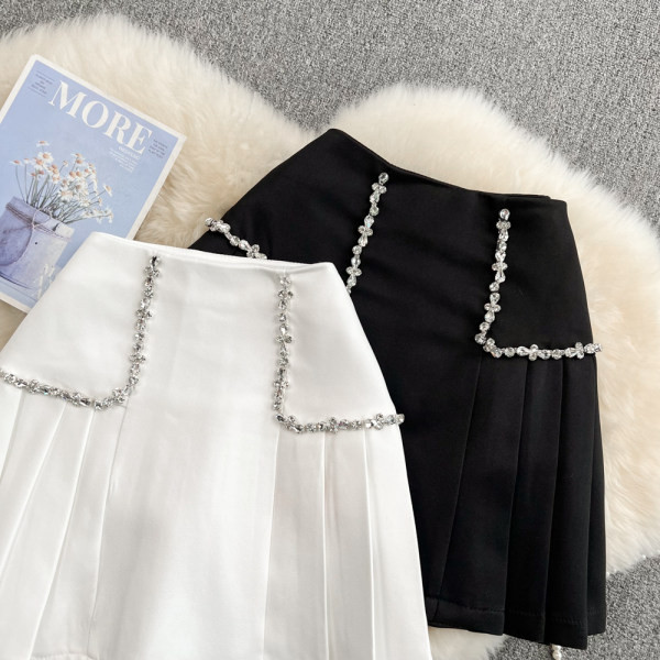 Naiste kõrge vöökoha ja kivikestega seelik