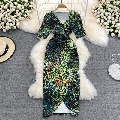 Rochie de dama de lungime medie si decolteu adanc