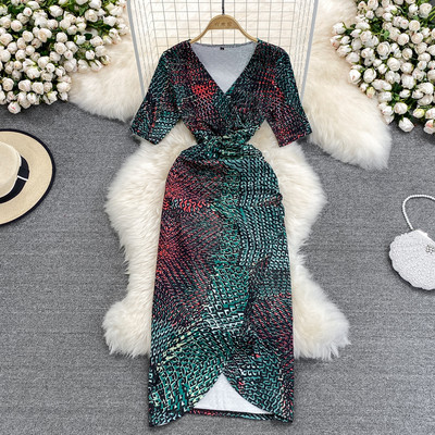 Rochie de dama de lungime medie si decolteu adanc