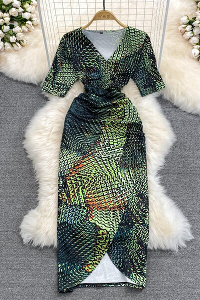 Rochie de dama de lungime medie si decolteu adanc