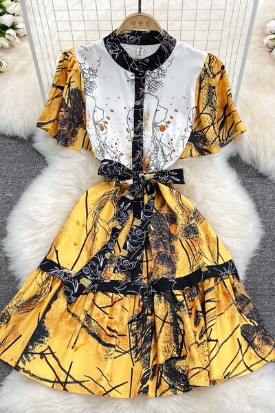 Värviline kleit ovaalse kaelusega