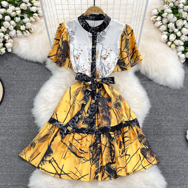 Värviline kleit ovaalse kaelusega