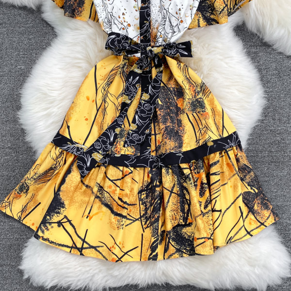 Värviline kleit ovaalse kaelusega