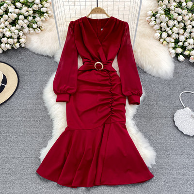 Naiste kleit vöökoha ja spitsikaelusega - punast värvi