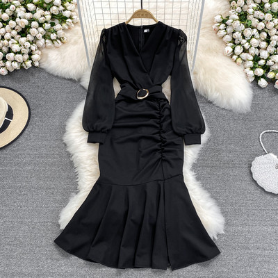 Naiste kleit vöökoha ja spitsikaelusega - punast värvi