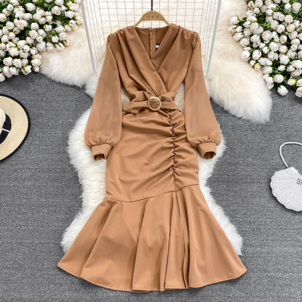 Naiste kleit vöökoha ja spitsikaelusega - punast värvi