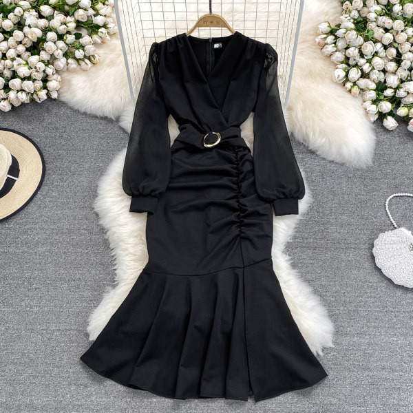 Naiste kleit vöökoha ja spitsikaelusega - punast värvi