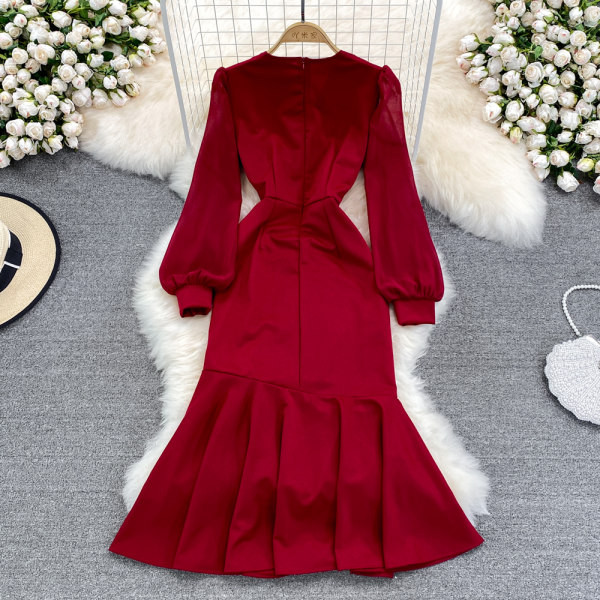 Naiste kleit vöökoha ja spitsikaelusega - punast värvi