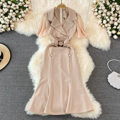 V-kaelusega ja metallist kaunistusega naiste kleit