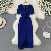 Sügava spitsikaelusega suvekleit