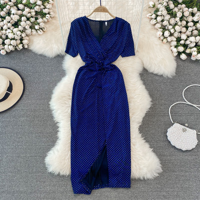 Sügava spitsikaelusega suvekleit