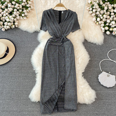 Sügava spitsikaelusega suvekleit