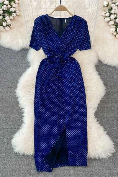 Sügava spitsikaelusega suvekleit