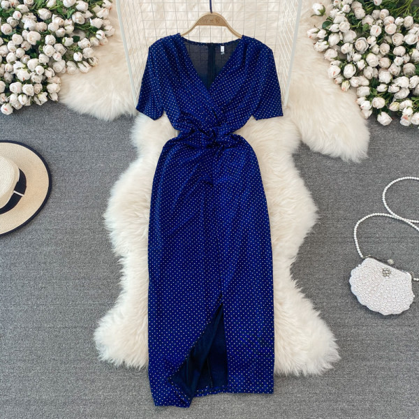 Sügava spitsikaelusega suvekleit