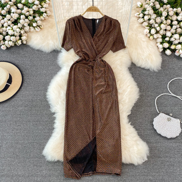 Sügava spitsikaelusega suvekleit