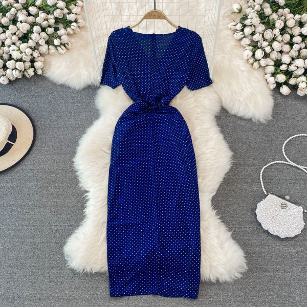 Sügava spitsikaelusega suvekleit