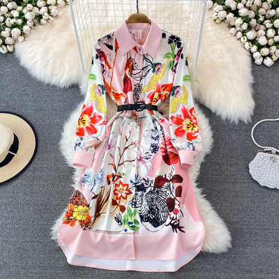 Värviline naiste kevadkleit klassikalise kraega