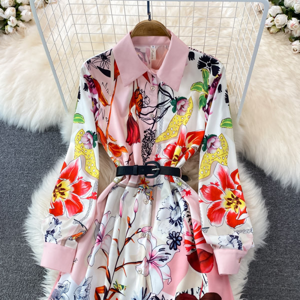 Värviline naiste kevadkleit klassikalise kraega