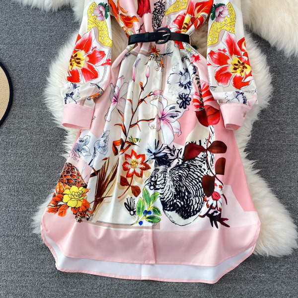 Värviline naiste kevadkleit klassikalise kraega