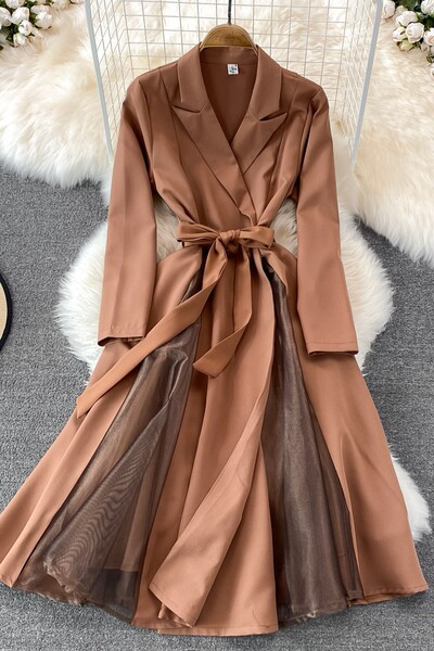 Pikk tülliga naiste kleit