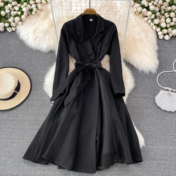 Pikk tülliga naiste kleit