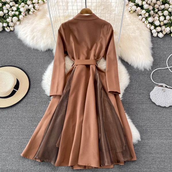 Pikk tülliga naiste kleit