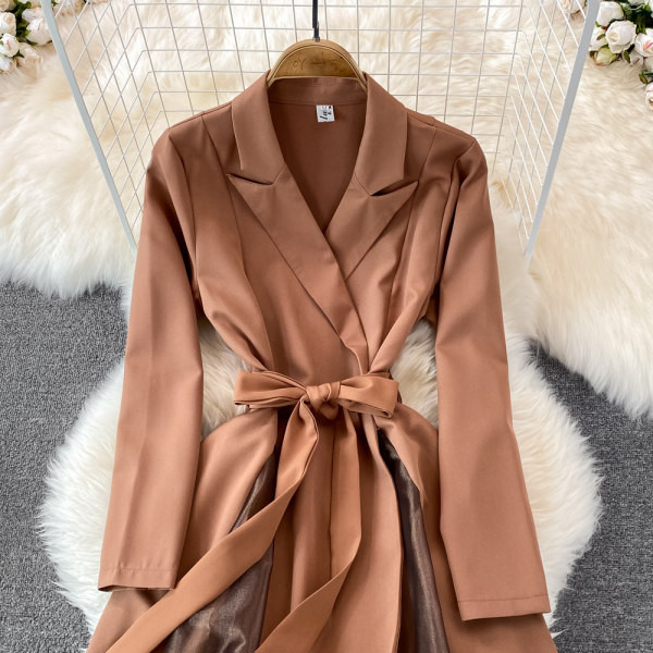 Pikk tülliga naiste kleit