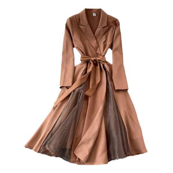 Pikk tülliga naiste kleit