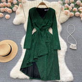 Särav naiste kleit spitsikaelusega