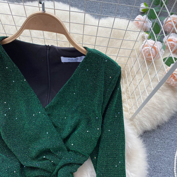 Särav naiste kleit spitsikaelusega