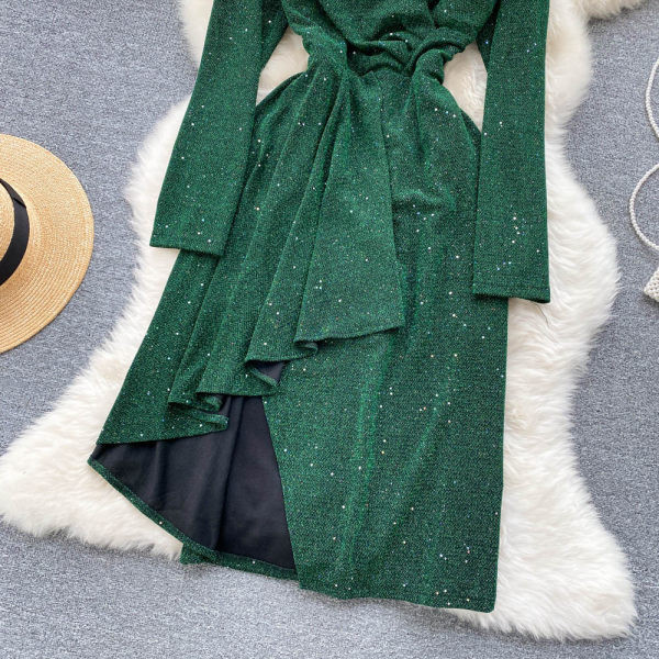 Särav naiste kleit spitsikaelusega