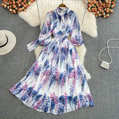 Pika lõikega valge ja lillelise mustriga kleit