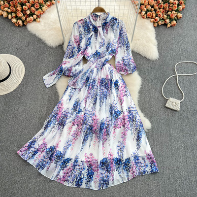 Pika lõikega valge ja lillelise mustriga kleit