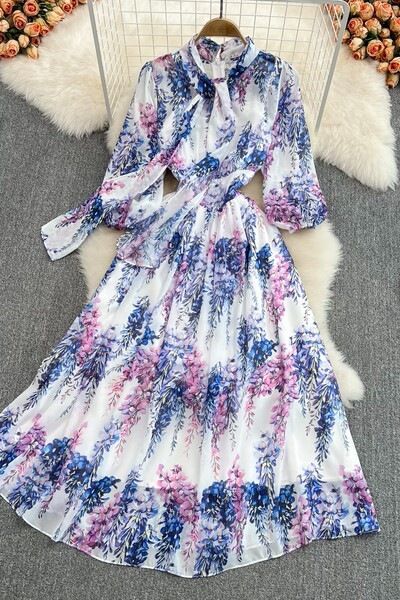 Pika lõikega valge ja lillelise mustriga kleit