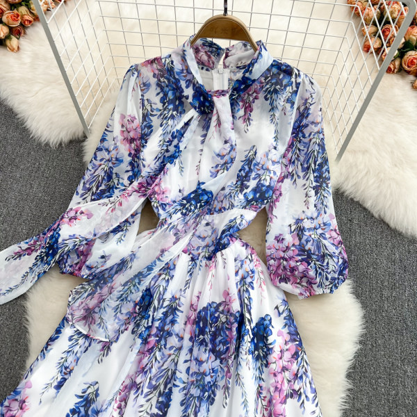 Pika lõikega valge ja lillelise mustriga kleit