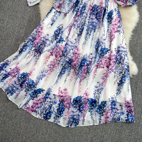 Pika lõikega valge ja lillelise mustriga kleit