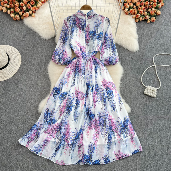 Pika lõikega valge ja lillelise mustriga kleit