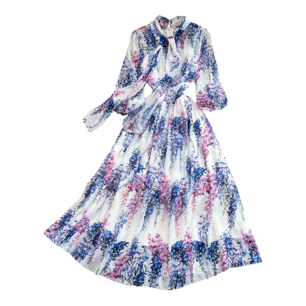 Pika lõikega valge ja lillelise mustriga kleit