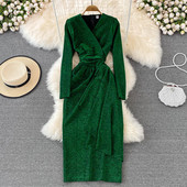 Elegantne läikiva efektiga ja sügava spitsikaelusega naiste kleit