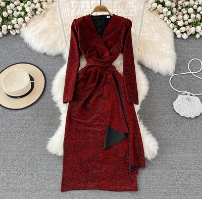 Elegantne läikiva efektiga ja sügava spitsikaelusega naiste kleit